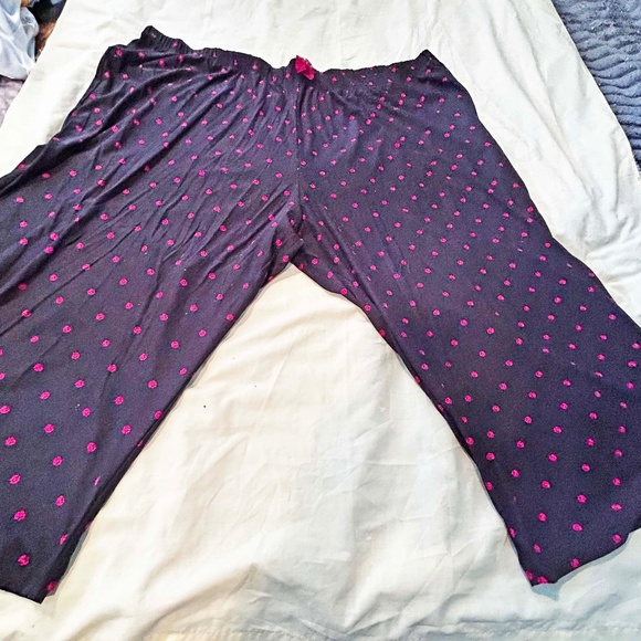 NEW PHOTOS! PJ PANTS, BLACK & TINY RED FLOWERS, SIZE 5X, LACE DETAIL, CAPRI LENG - Picture 1 of 10